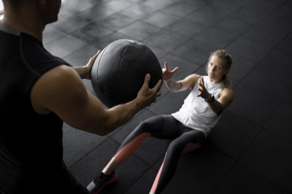 Gros plan sur un entraînement avec ballon de gym au Fitness Loft 78